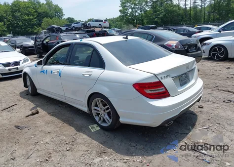 2013 Mercedes-Benz C 300 Luxury 4Matic/Sport 4Matic z USA, uszkodzony, nr VIN WDDGF8AB0DR245383